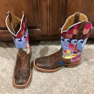 - Cinch Edge boots